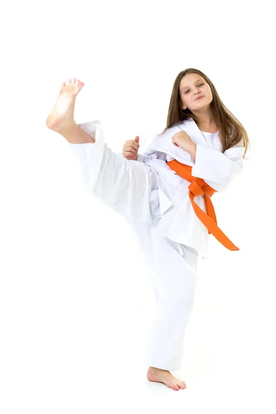 Szczęśliwa dziewczyna w kimono trening karate — Zdjęcie stockowe