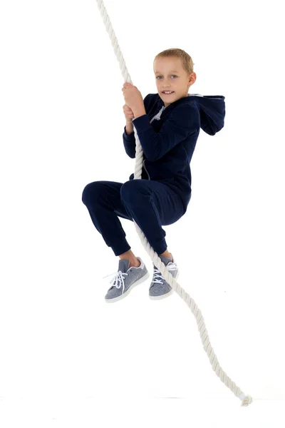 積極的な笑顔男の子ハングオンスイングロープ — ストック写真