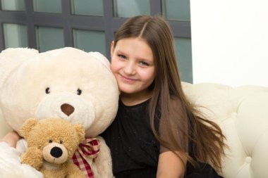 Kanepede kucak kucak açan küçük kız..