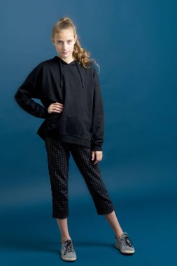 Siyah kapüşonlu güzel kız..