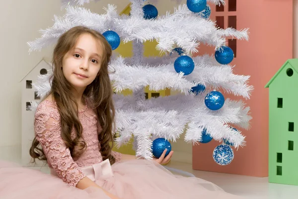 Ragazza in posa davanti all'albero di Natale bianco decorato — Foto Stock
