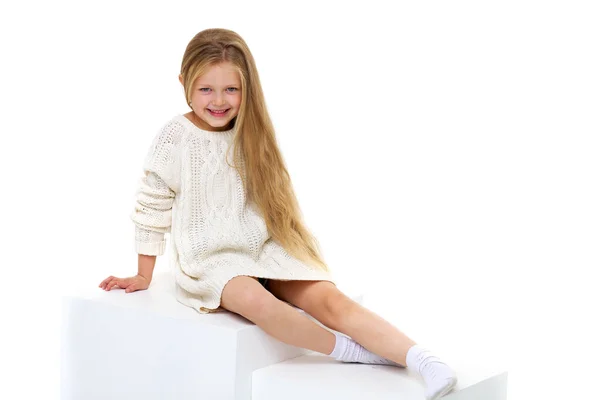 Χαριτωμένο κοριτσάκι που κάθεται στη λευκή σκάλα. — Φωτογραφία Αρχείου
