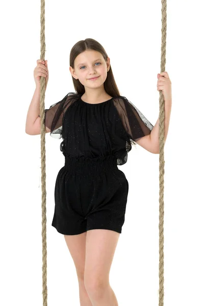 Fröhliches Mädchen schwingt auf Seilschaukel — Stockfoto