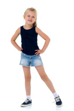 Elleri belinde duran tatlı kız.