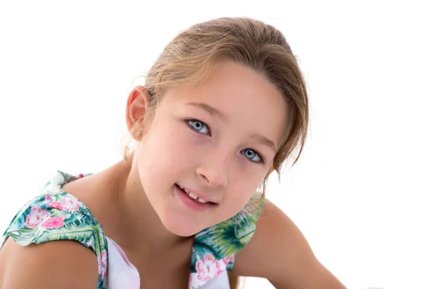 Schoolmeisje portret van tienermeisje close-up. Geïsoleerd op witte achtergrond — Stockfoto