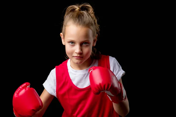 Deportiva adolescente haciendo ejercicios de boxeo — Foto de Stock