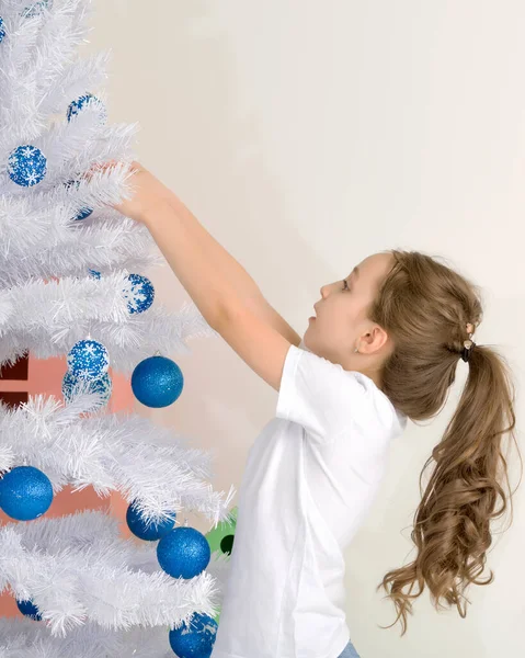 Beyaz Noel Ağacının Yanında Poz Veren Kız Bauble — Stok fotoğraf