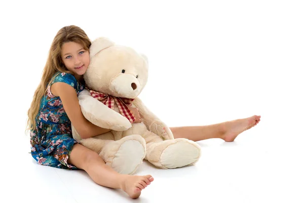 Niña con osito de peluche. Aislado sobre fondo blanco. —  Fotos de Stock