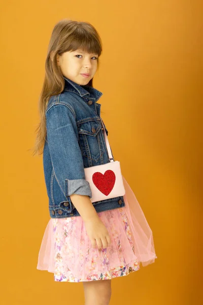 Menina bonita em roupa elegante com bolsa de ombro — Fotografia de Stock