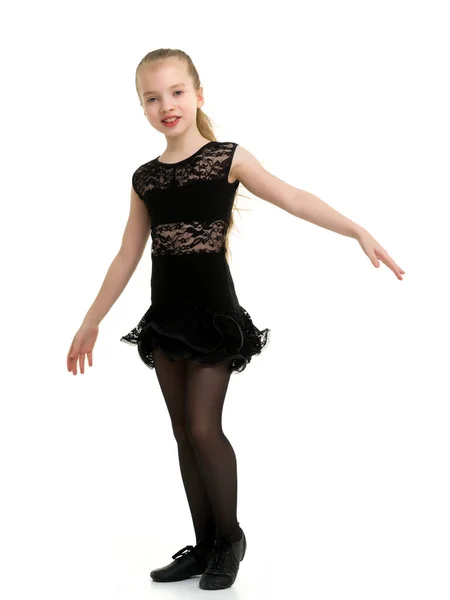 Petite fille mignonne en costume de danse, sur fond blanc. — Photo