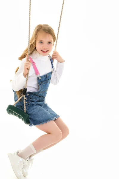 Hermosa chica adolescente de la escuela balanceándose en un columpio. Concepto vacaciones de verano. —  Fotos de Stock