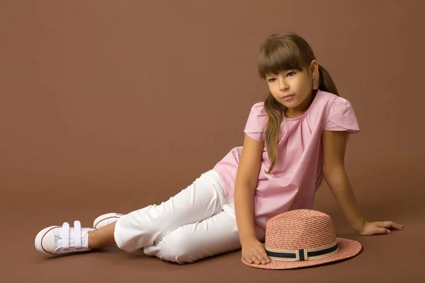 Ernstes kleines Mädchen sitzt auf dem Boden — Stockfoto