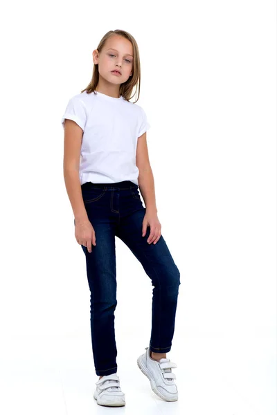 Loira em uma camiseta branca no estúdio em um fundo branco. — Fotografia de Stock