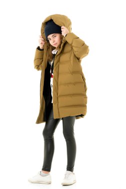 Güzel küçük kız şık bir ceketle.