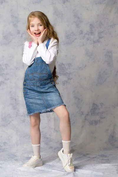 Das kleine Mädchen war sehr überrascht von dem, was sie sah. Das Konzept der kindlichen Emotionen. — Stockfoto