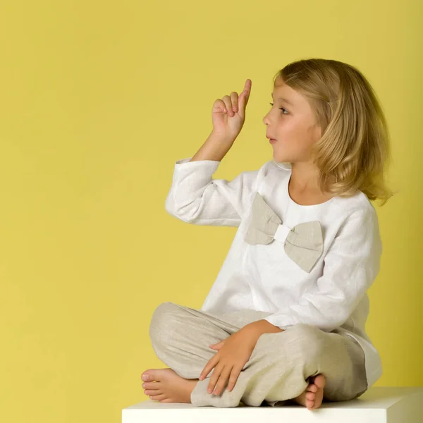 Niña está mostrando un finger.The concepto de bienes y servicios de publicidad. — Foto de Stock