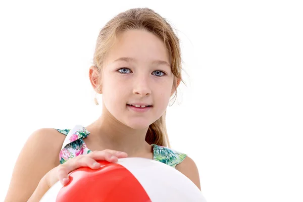 Kleines Mädchen im Badeanzug mit Ball.Das Konzept Erinnerungen an einen glücklichen Urlaub am Meer. — Stockfoto