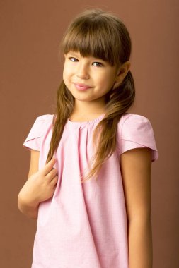 Güzel bir kızın yan görünüm portresini kapat.