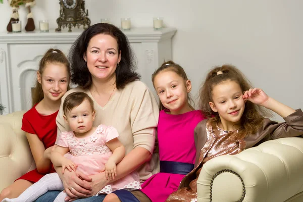 Studioporträt einer glücklichen Familie aus Mutter und drei Töchtern — Stockfoto