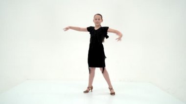 Uzun elbiseli güzel kız uzanmış elleriyle dans ediyor.