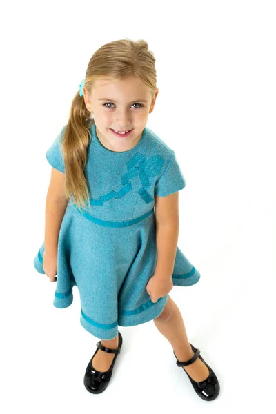 Bovenaanzicht van meisje in stijlvolle blauwe jurk — Stockfoto