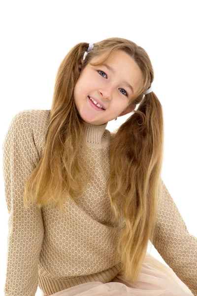 Porträt eines kleinen Mädchens in Nahaufnahme. Isoliert auf weißem Hintergrund. — Stockfoto