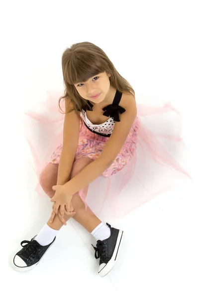 Pohled shora na radostnou dívku sedící na podlaze — Stock fotografie