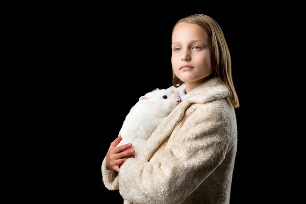 可愛いです女の子抱擁白いウサギ — ストック写真