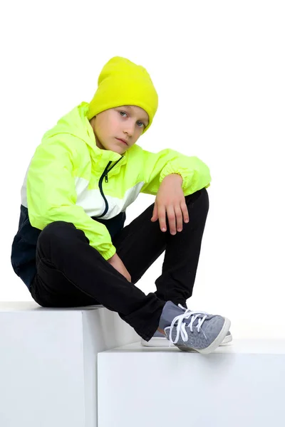 Słodkie stylowy chłopiec pozowanie na schody — Zdjęcie stockowe