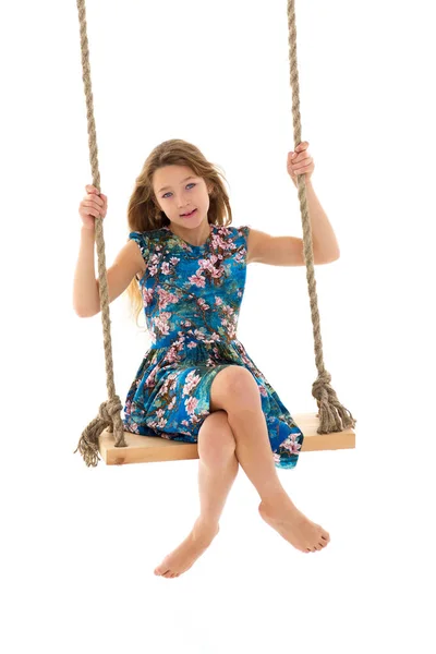 Blonde fille balançant sur corde balançoire — Photo