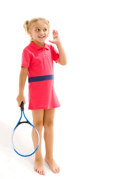 Een klein meisje houdt een tennisracket in haar handen. Spel, sport concept. — Stockfoto