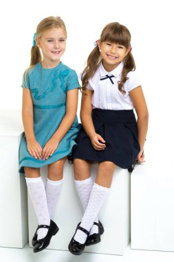 Oturan tatlı kızlarla dolu uzun bir çekim.