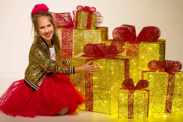 Little cute girl patrząc wewnątrz świecące pudełko prezent świąteczny — Zdjęcie stockowe