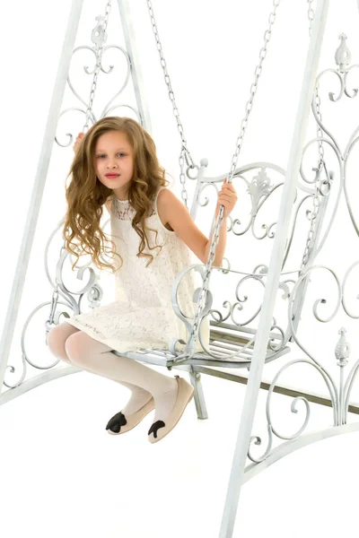 Menina loira em Nice Lace Vestido Sentado em Branco Elegante Metal Sw — Fotografia de Stock