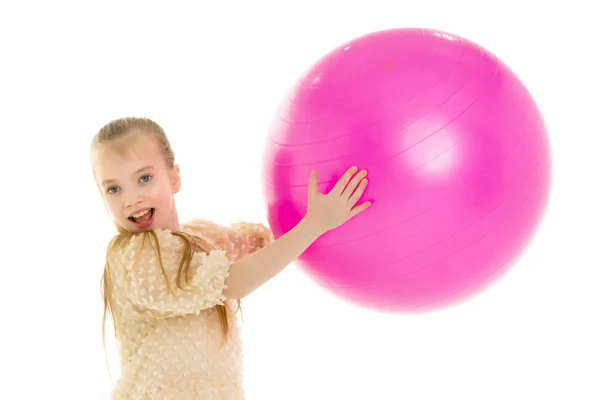 Malá dívka hraje s velkým míčem pro fitness — Stock fotografie