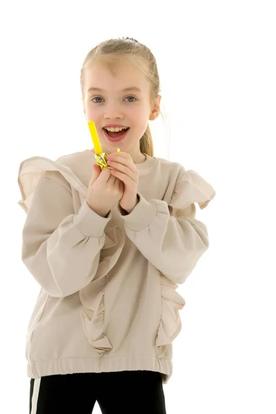 A menina é um dente doce, ela está muito feliz com os doces. — Fotografia de Stock