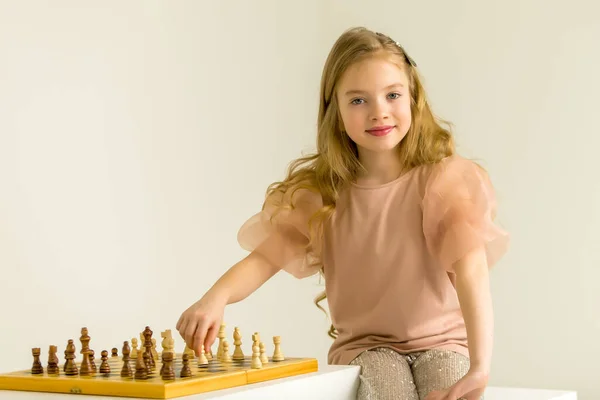 Menina jogando xadrez. Educação criativa de uma criança. — Fotografia de Stock