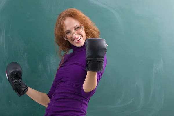 Profesora en guantes de boxeo celebrando su victoria — Foto de Stock