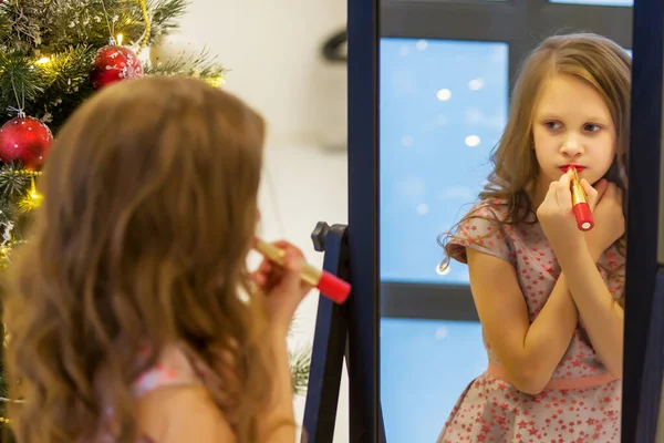 Meisje toepassen lippenstift in de voorkant van spiegel Kijken naar haar Reflect — Stockfoto