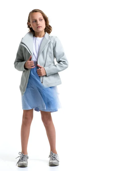 Ładna dziewczyna w skórzanej kurtce i puszystej spódnicy — Zdjęcie stockowe