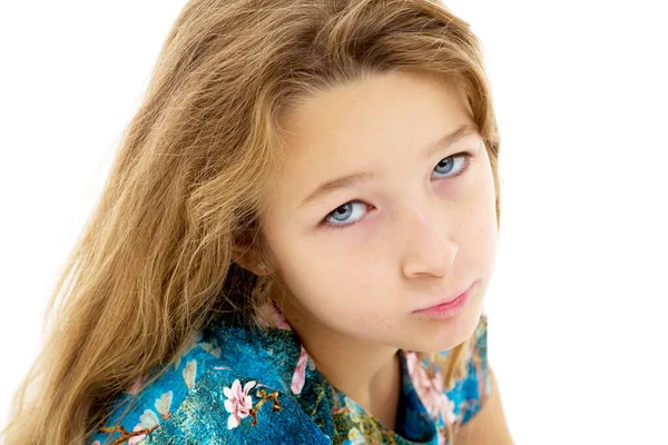 Retrato de colegiala de adolescente de cerca. Aislado sobre fondo blanco — Foto de Stock