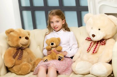 Kanepede kucak kucak açan küçük kız..