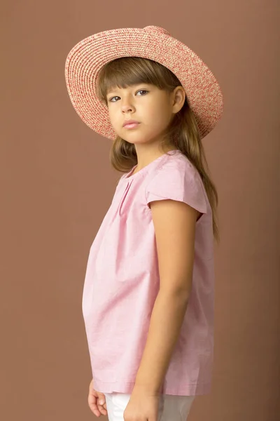 Şık yaz kıyafetleri ve hasır şapkalı kız. — Stok fotoğraf