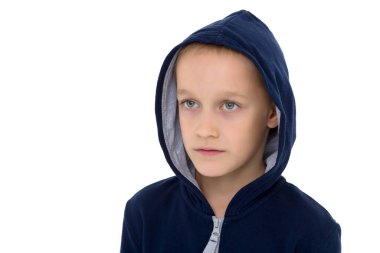 Mavi, sıcak tulumlu küçük bir çocuk.