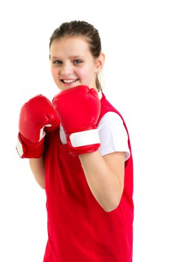 Gülümseyen kız boks eldivenleriyle antrenman yapıyor.