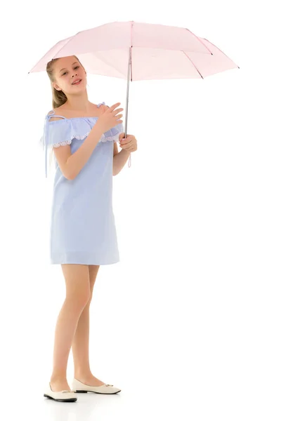 Όμορφη έφηβη κοπέλα στέκεται με ανοιγμένη ομπρέλα — Φωτογραφία Αρχείου