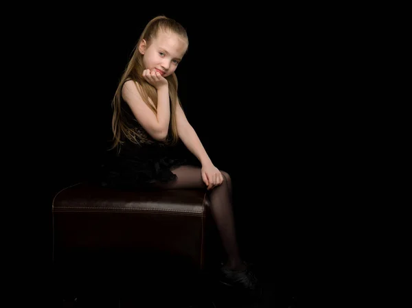 Porträt eines kleinen Mädchens, sie ist glücklich und legt ihre Hände auf ihre Wangen. Helle Emotionen. — Stockfoto