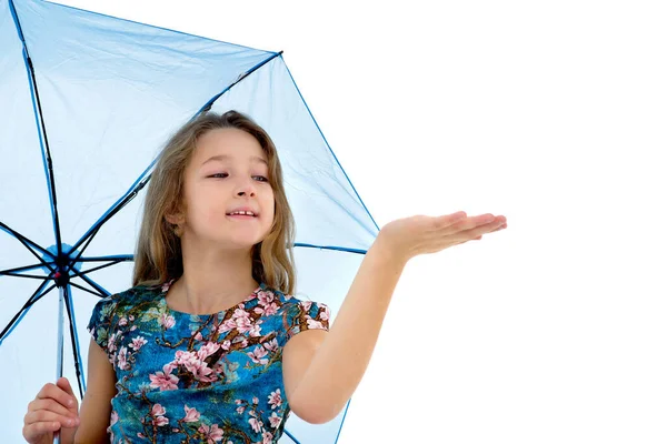 Het kleine meisje verborg zich onder een paraplu en stak haar hand uit. Het meisje kijkt of het regent. Het concept om het weer te veranderen. — Stockfoto