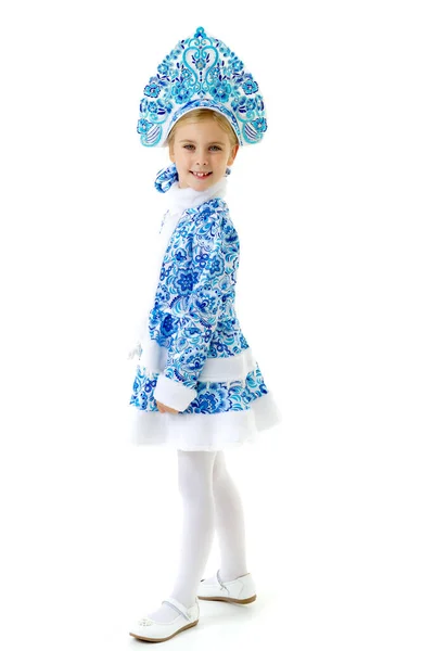 Menina bonita posando em traje de Donzela de Neve — Fotografia de Stock