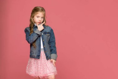 Küçük kız ellerini yüzüne doladı..